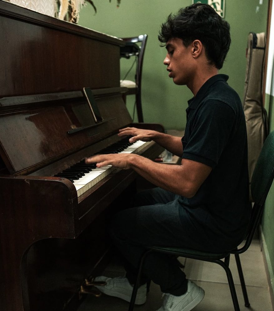 Jovem tocando piano
