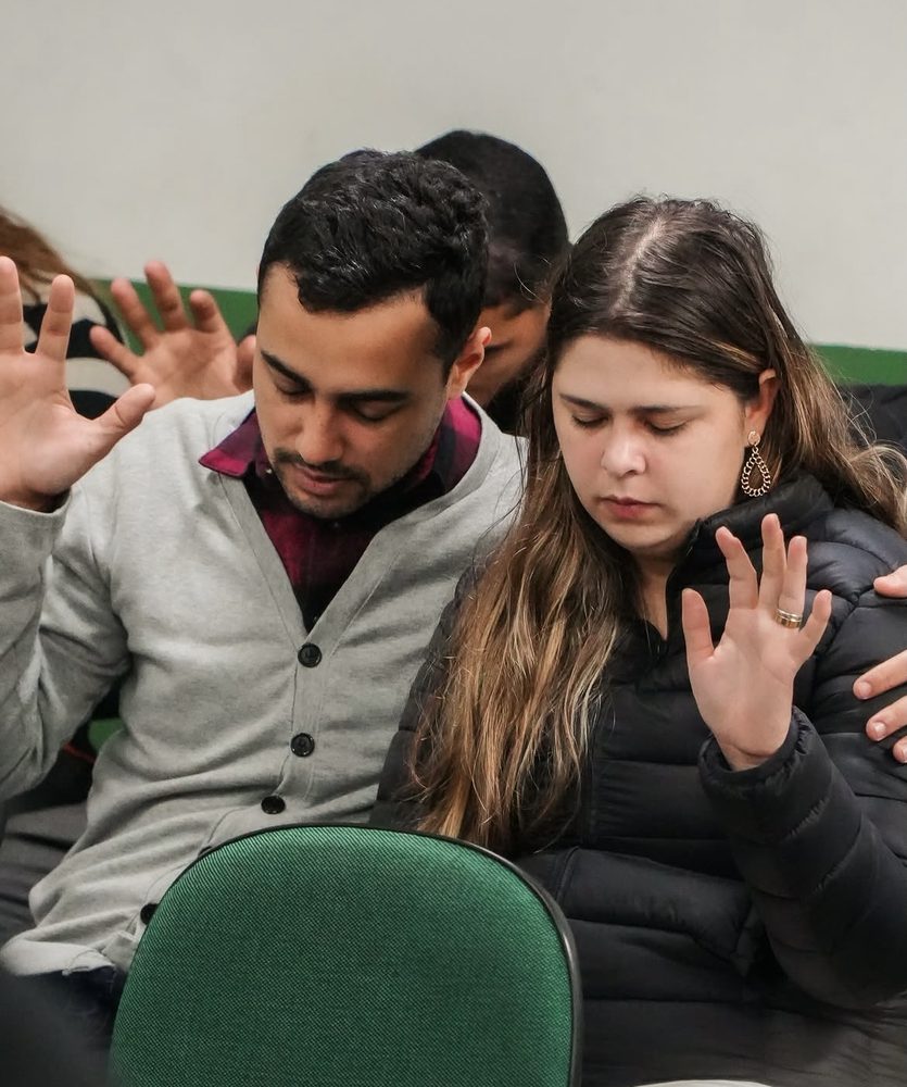 Casal em momento de adoração