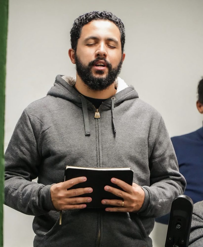 Membro lendo a Bíblia durante o culto