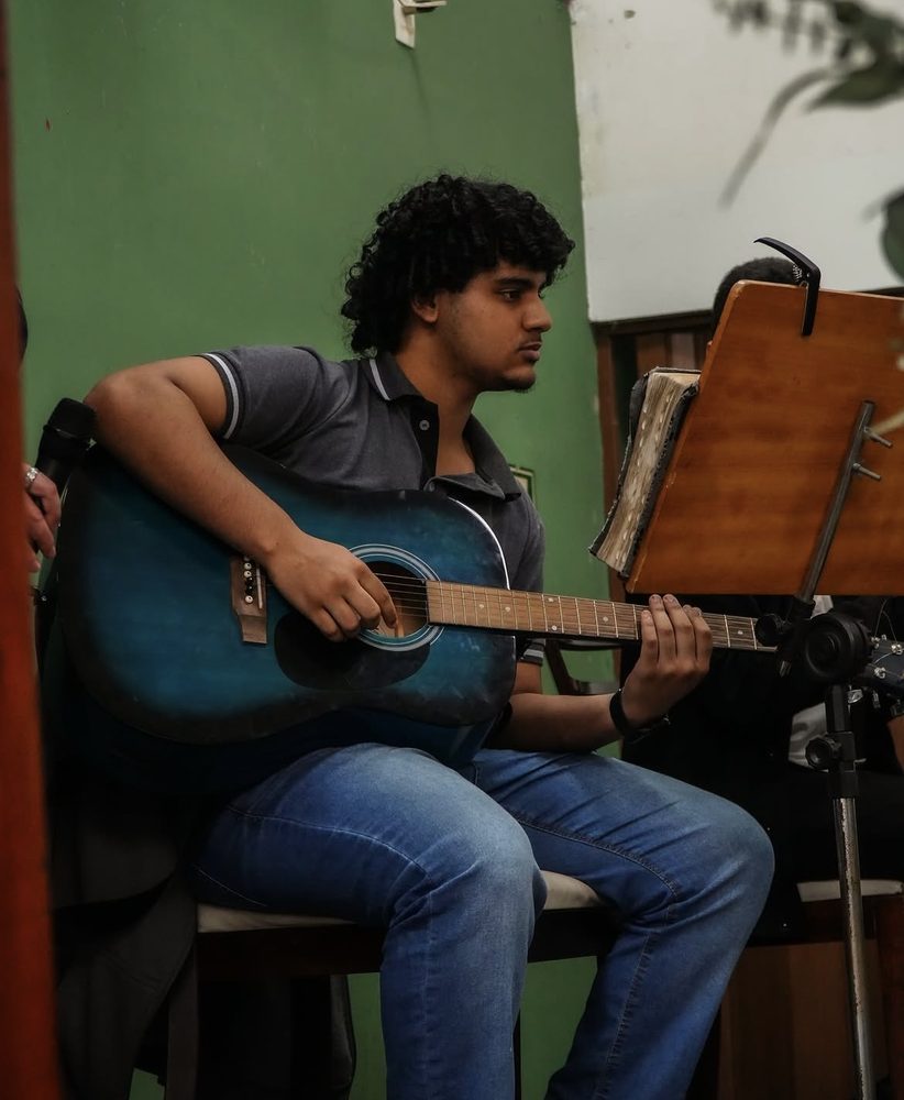 Jovem tocando violão