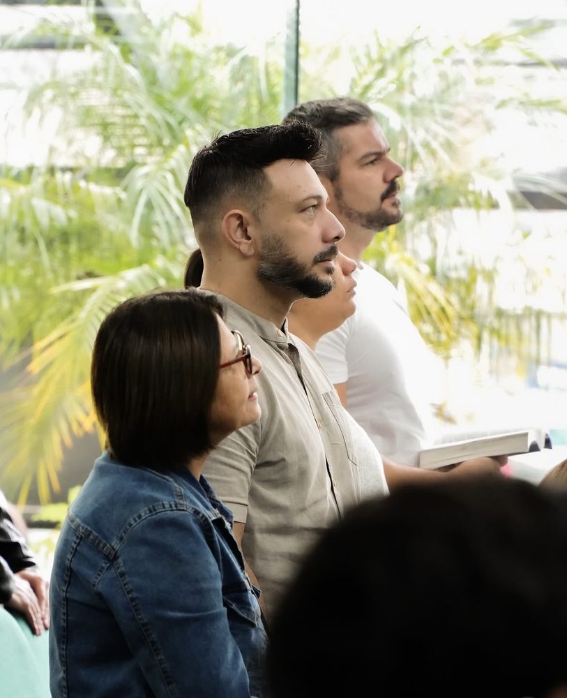 Congregação em momento de adoração